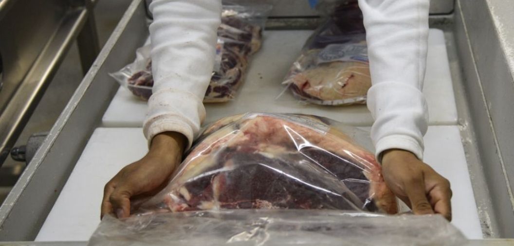 Sindicato convoca assembleias e amea�a diss�dio contra gigantes da carne em MT