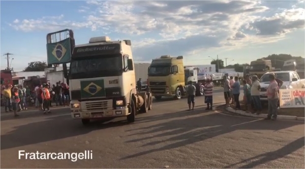 Caminhoneiros contrariam representantes, dizem que greve est mantida e voltam a invadir Cuiab;  vdeos 