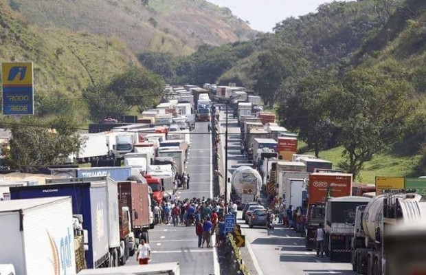 Caminhoneiros bloqueiam 15 pontos de rodovias federais em MT