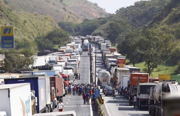 Em segundo dia de protesto, PRF registra bloqueios de caminhoneiros em 12 pontos
