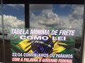 Faixas, adesivos e panfletos em postos de combustvel anunciam possvel greve caso governo federal no regulamente a Tabela de Frete Mnimo. Adesivo em transportadora em Rondonpolis