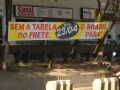 Faixas, adesivos e panfletos em postos de combustvel anunciam possvel greve caso governo federal no regulamente a Tabela de Frete Mnimo. Faixa em frente a transportadoras