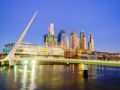 Argentina - A Puente de la Mujer, localizada no bairro Puerto Madero, gira 90 graus para permitir a passagem dos navios (Crdito: Thinkstock/CVC)