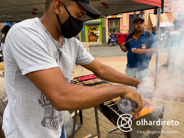 Comerciantes tentam manter lucro de espetinho a R$ 4 com alta da carne