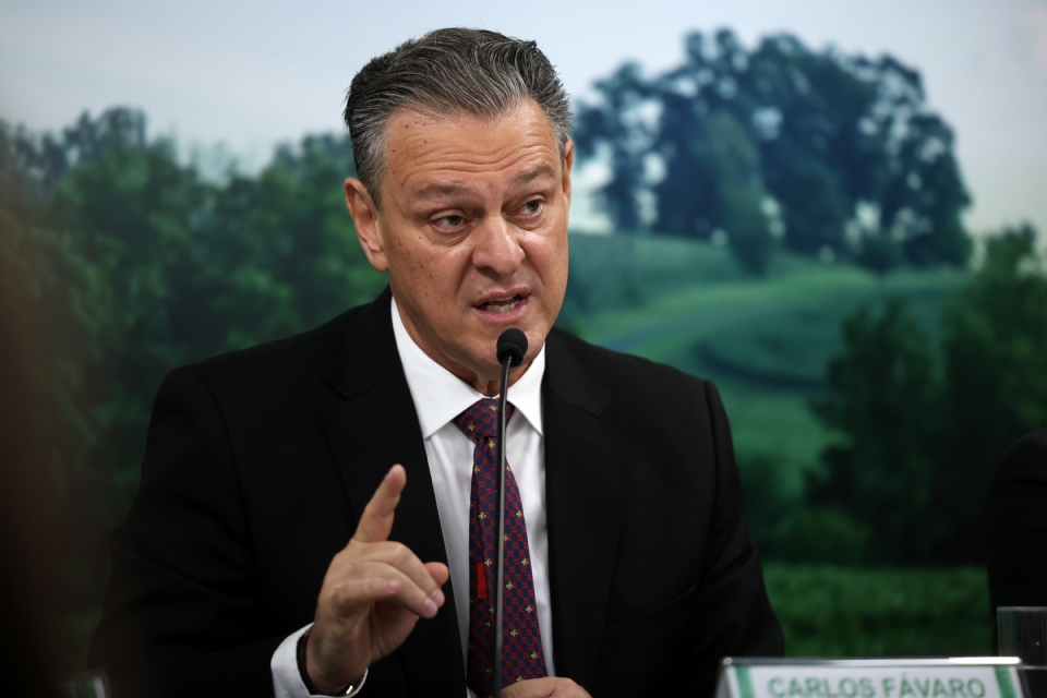 Carlos Fvaro  ministro da Agricultura do Governo Lula