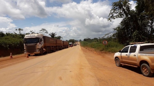 Dnit determina que bloqueio de caminhes na BR-163 seja prorrogado at sexta-feira