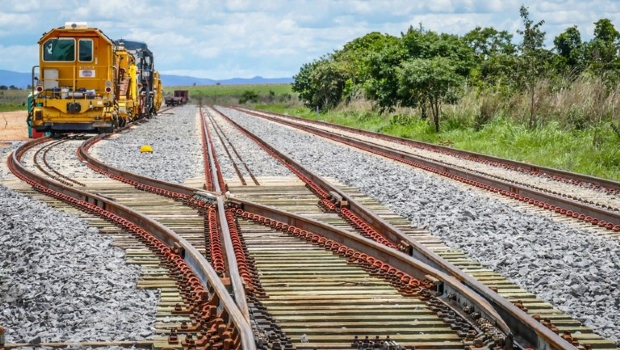 Bolsonaro edita MP que permite construção de ferrovias sem necessidade de licitação