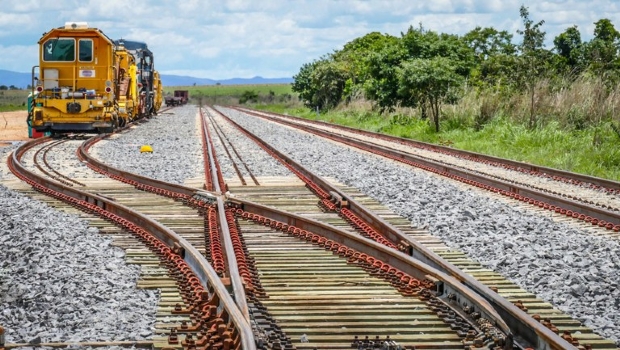 Bolsonaro edita MP que permite construo de ferrovias sem necessidade de licitao