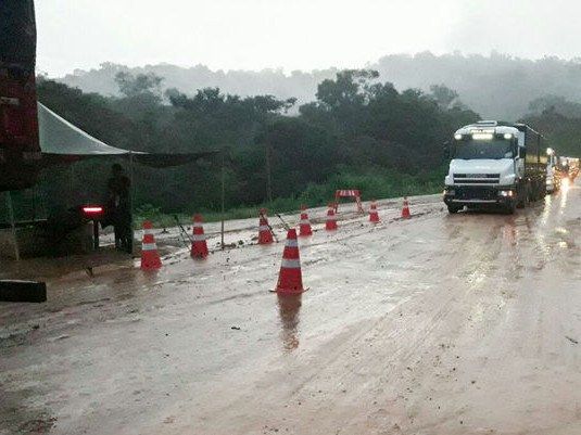 DNIT  e Exrcito interditam trecho da BR-163 para caminhes carregados, por conta da chuva