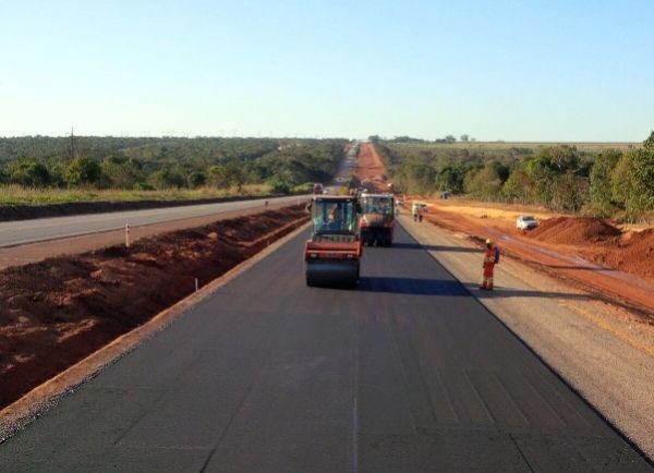 Atualmente, so duas frentes de duplicao nos quase 103 quilmetros at a divisa com Mato Grosso do Sul