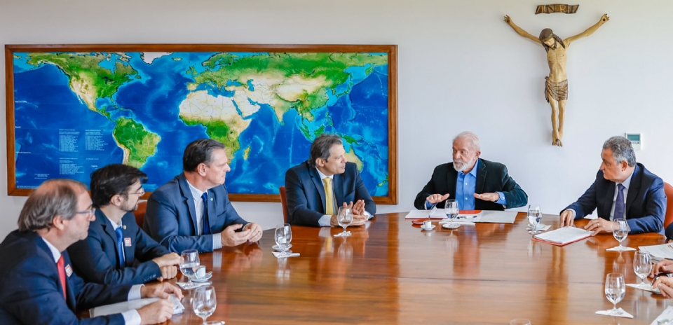 Lula com os ministros Rui Costa (Casa Civil), Fernando Haddad (Fazenda), Carlos Fvaro (Agricultura e Pecuria), Paulo Teixeira (Desenvolvimento Agrrio) e o diretor-presidente da Companhia Nacional de Abastecimento (Conab), Edegar Pretto