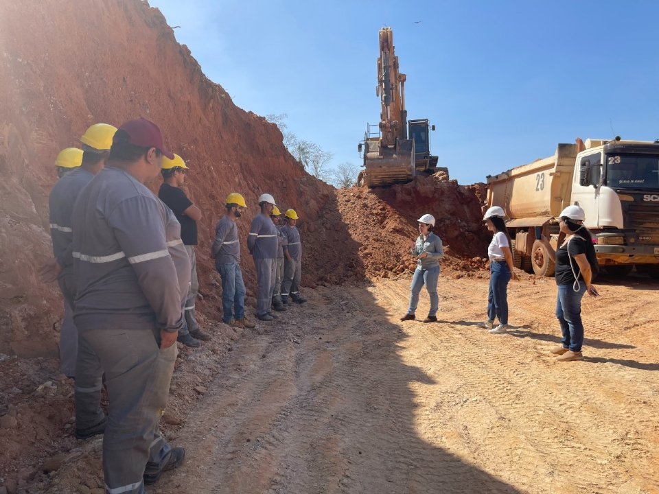 Trabalhadores de minas na baixada cuiabana recebem orientaes de associaes durante encontros