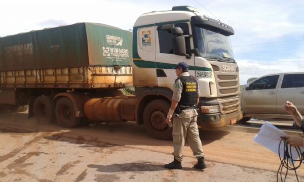 Protesto deixa sete cidades desabastecidas e caminhoneiros liberam pista s em Cuiab
