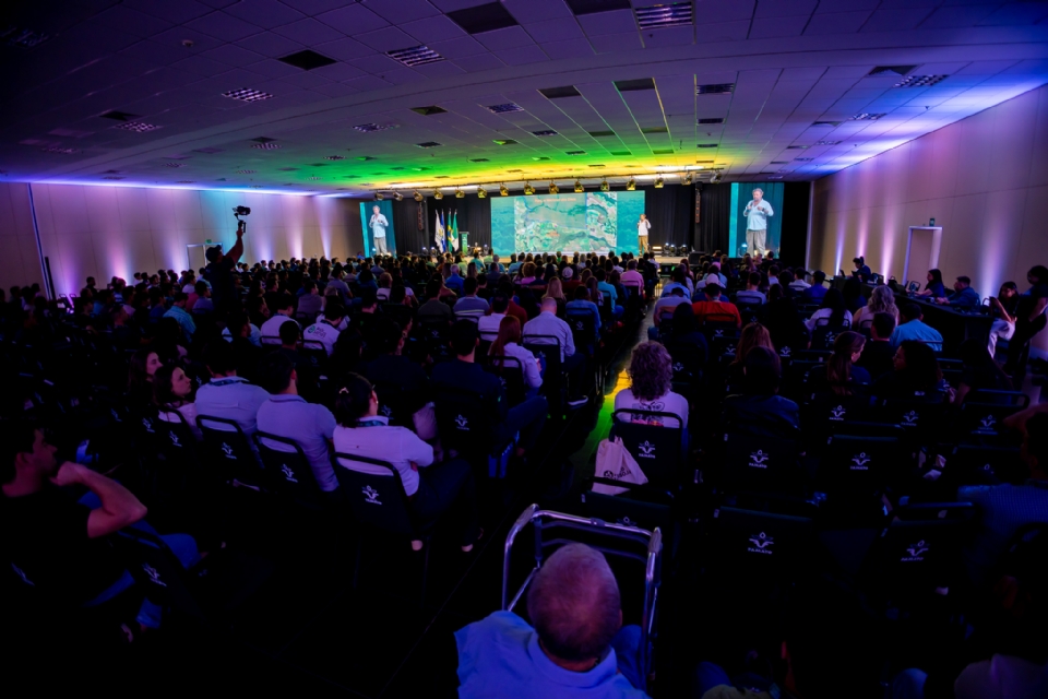 Mais de 600 pessoas participam de Simp�sio T�cnico da Aprosoja-MT; evento debate entraves do setor