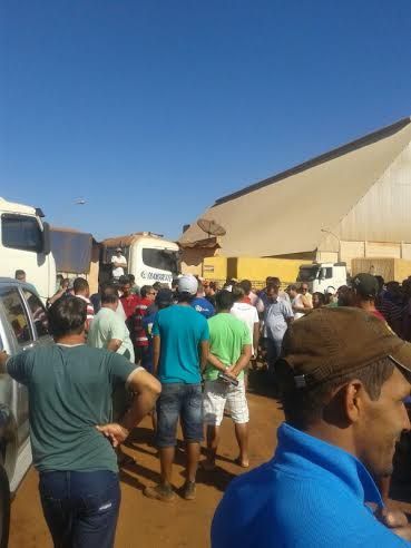 Caminhoneiros fecham maior terminal ferrovirio da Amrica Latina; Fila  de 2 mil veculos Veja fotos