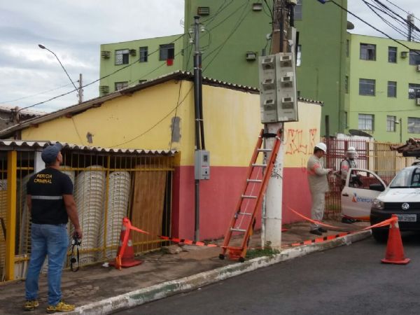 Ao flagra 'gatos' em postes; energia seria suficiente para atender mais de mil casas em um ano