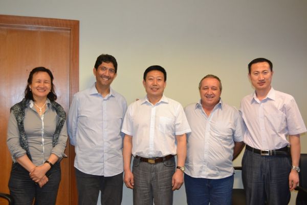 Empresrios chineses em reunio com diretores da Ampa
