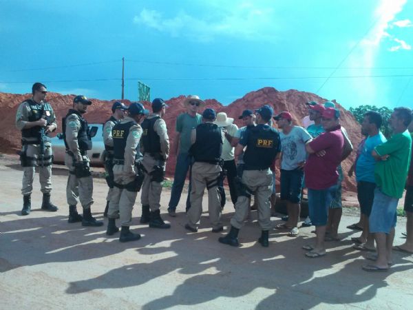 PRF em conversa com manifestantes em Nova Mutum para desbloqueio no sbado (25)