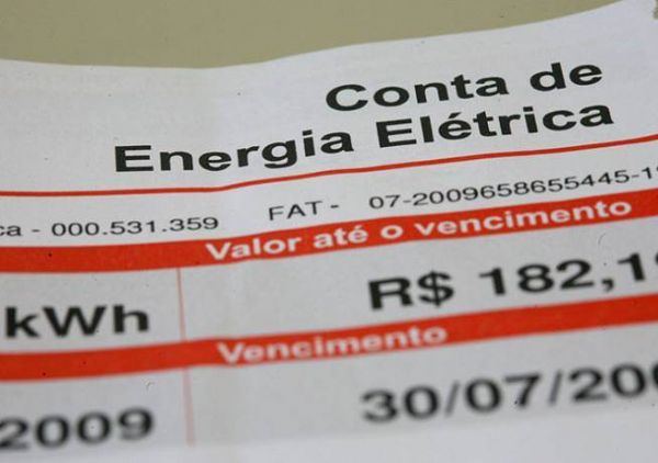 Mato-grossenses comearo 2015 com alta de 8,3% na conta de luz e bandeira vermelha