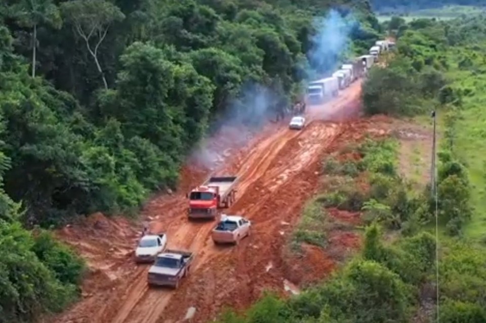 Atoleiros na MT-170 refletem situao crtica e tm causado prejuzos aos produtores;  veja imagens 