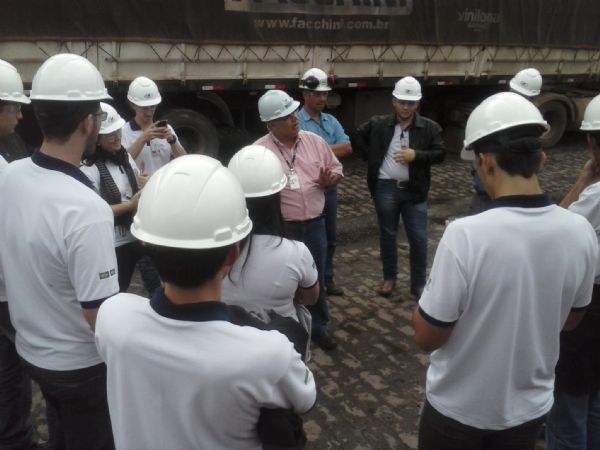 Futuros Produtores do Brasil visita Porto de Santos e tem aula sobre seu funcionamento