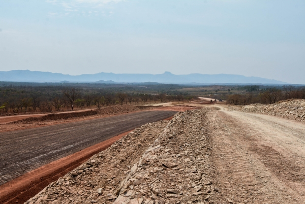 Estrada que d acesso ao Distrito do Coxip do Ouro ganha 8,5 Km de pavimentao