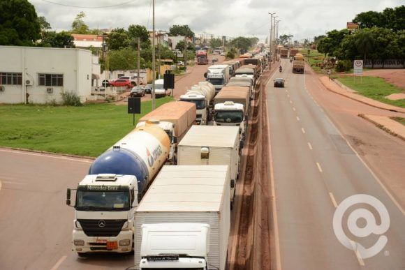 Aps 6 dias de protesto, Abiove e agricultores se comprometem a conversar com caminhoneiros