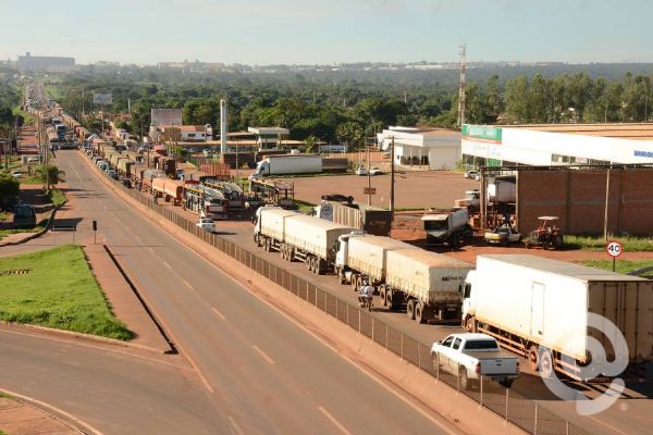 Transporte de gros fecha BR-364 em Rondonpolis em prol de melhor valor de frete; veja fotos e vdeo