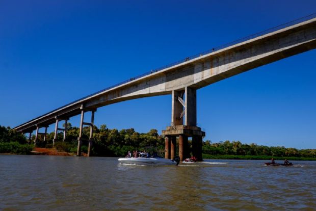 Ponte fica sob o Rio Araguaia, no municpio de Cocalinho