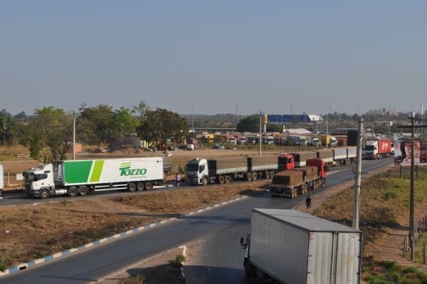 Caminhoneiros parados na sada para Rondonpolis