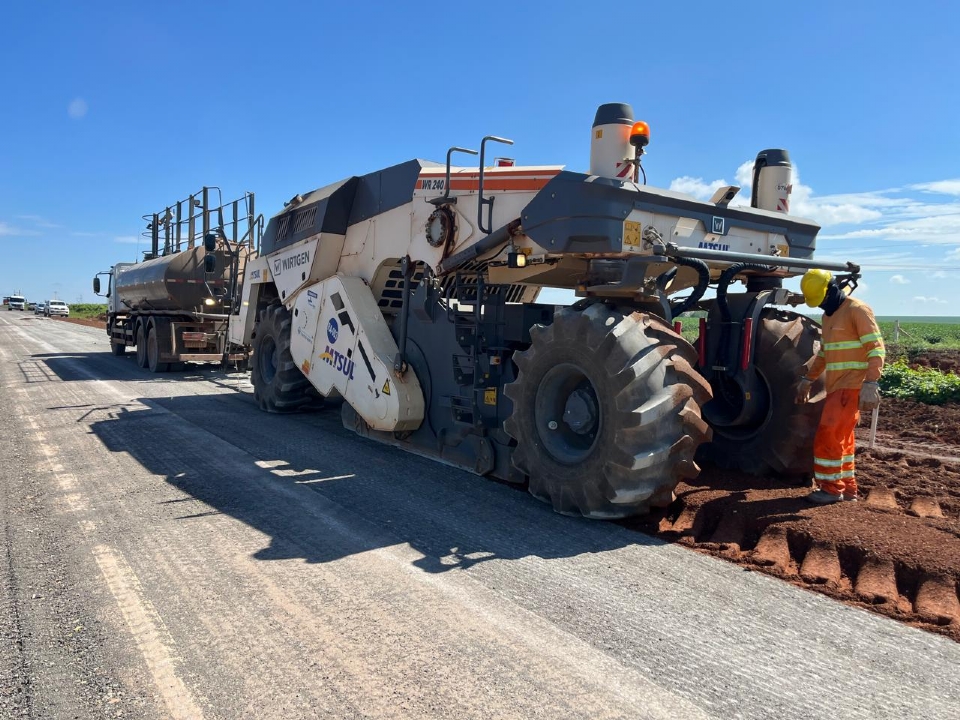 Material asfltico antigo  reaproveitado na recuperao e duplicao da BR-163