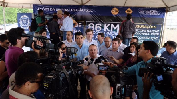 Taques inaugura reconstruo de 53 km de estradas em Rondonpolis e Juscimeira