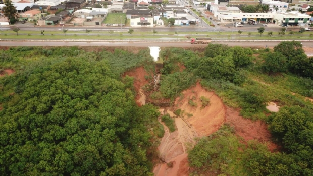 Buraco de 20 metros de profundidade em rodovia deve ser fechado at o final do ano