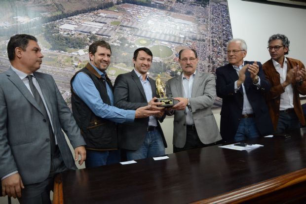 Eumar Novacki recebe homenagem das mos do governador Ivo Sartori, do Rio Grande do Sul