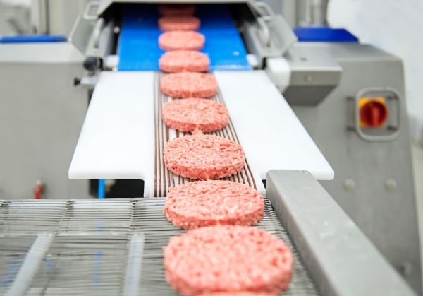 Fábrica do Madero, em Ponta Grossa, possui capacidade para produzir 2 milhões de unidades de hambúrgueres por mês