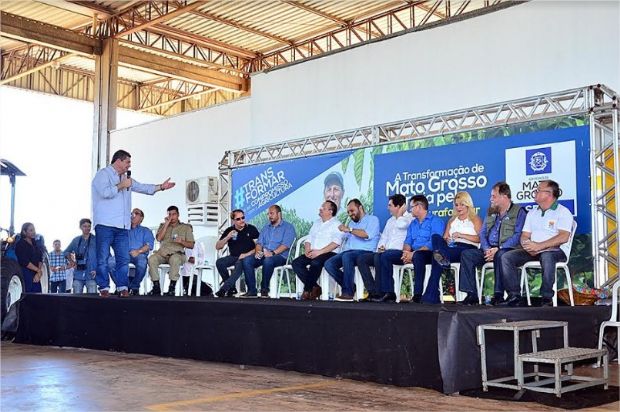 Municpios recebem tratores e equipamentos avaliados em R$ 4 mi para agricultura familiar