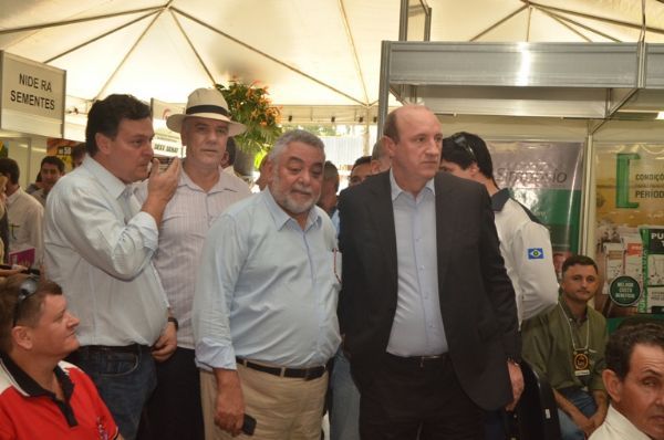 Ministro Neri Geller durente visita a 42 Exposul, em Rondonpolis