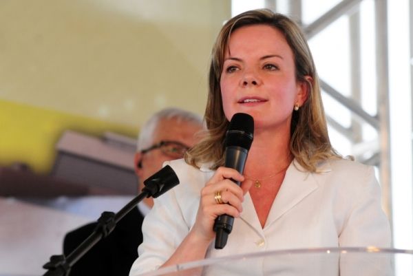 Gleisi Hoffmann discursando em Sinop para agricultores durante o lanamento da safra de soja em MT