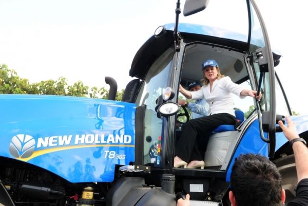 Em cima de trator com plantadeira, Gleisi e Geller lan�aram safra