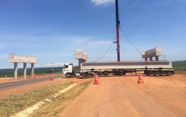 Vigas de viaduto na BR-163 comeam a ser erguidas em Rondonpolis