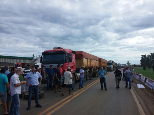 Caminhoneiros fecham BR-163 em protesto contra nomeao de Lula como ministro e corrupo; veja fotos