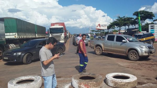 Bloqueio da BR-163 no Km 398 em Cuiab�