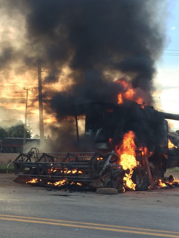 Rodovias so fechadas em Mato Grosso nesta sexta-feira contra governo; colheitadeira  queimada atualizada