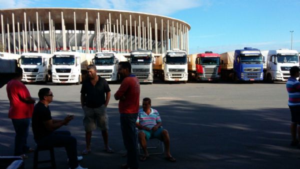 Caminhoneiros ameaam cruzar braos caso tabela de preo mnimo do frete no seja votada na prxima semana