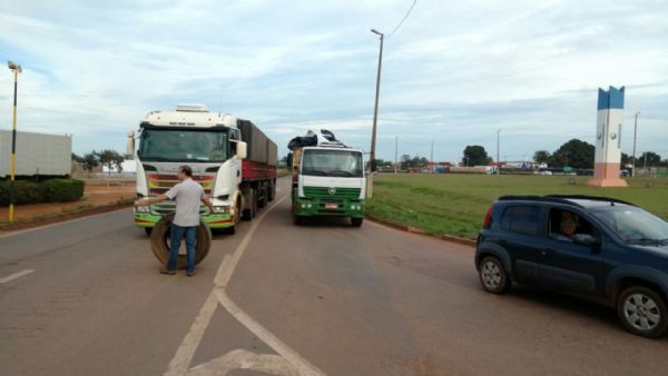Caminhoneiros seguem com bloqueio em Rondonpolis; tradings no se manifestaram