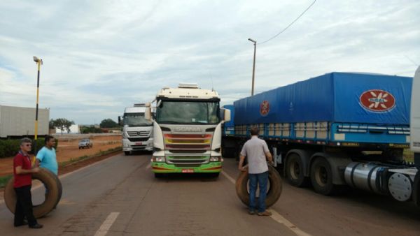 Caminhoneiros liberam rodovias em Mato Grosso aps garantia de reunio com Michel Temer