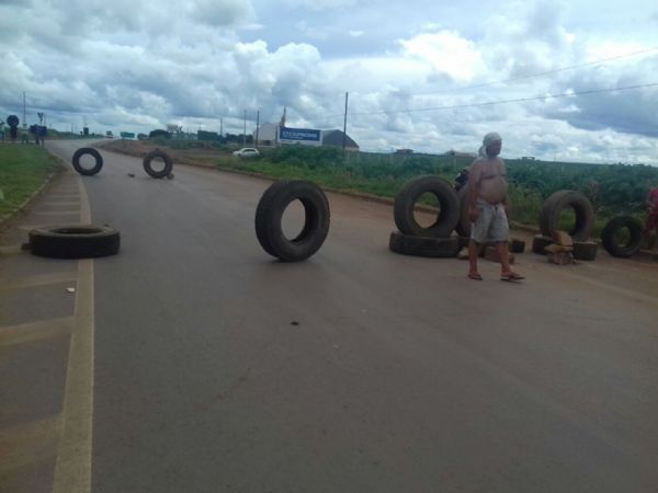 Caminhoneiros fecharam por volta das 14h15 o Km 593 da BR-163 em Nova Mutum