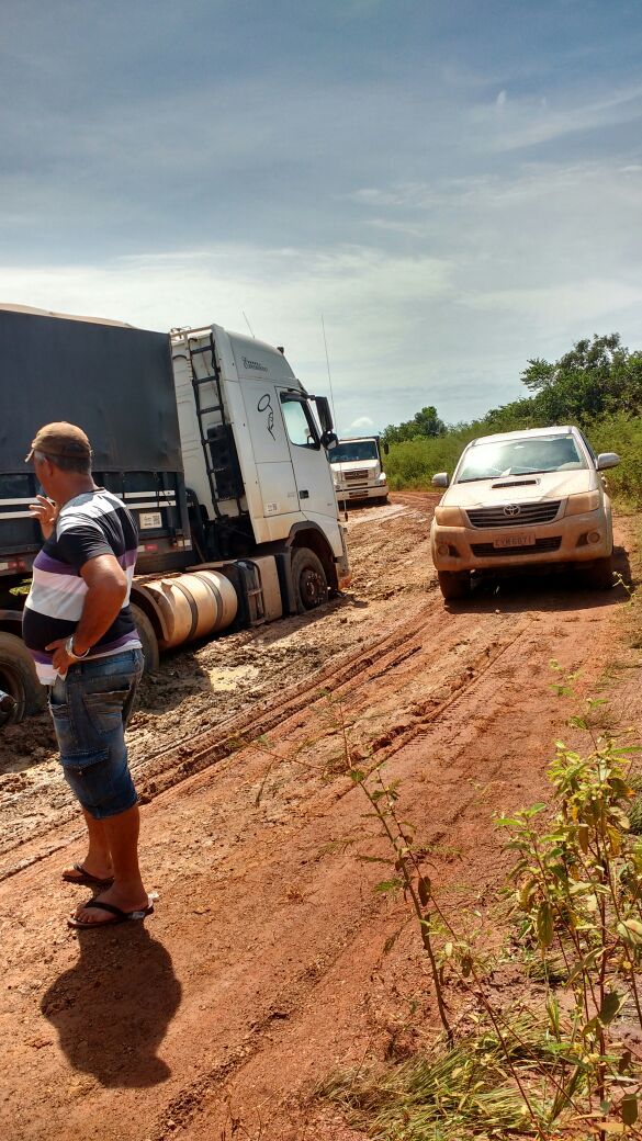 Cerca de 60 caminhões ficam atolados nas MT-437 e 430 na região de São José do Xingu; veja fotos