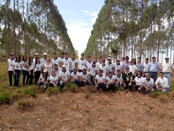 Jovens da 2 turma do Projeto Futuros Produtores do Brasil visitaram a Fazenda Gamada, da famlia Wolf, em Nova Cana do Norte. A propriedade  pioneira no sistema iLPF