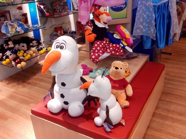 Produtos do desenho Frozen, da Disney, so a febre deste Dia das Crianas, tanto que j esto em falta nas lojas